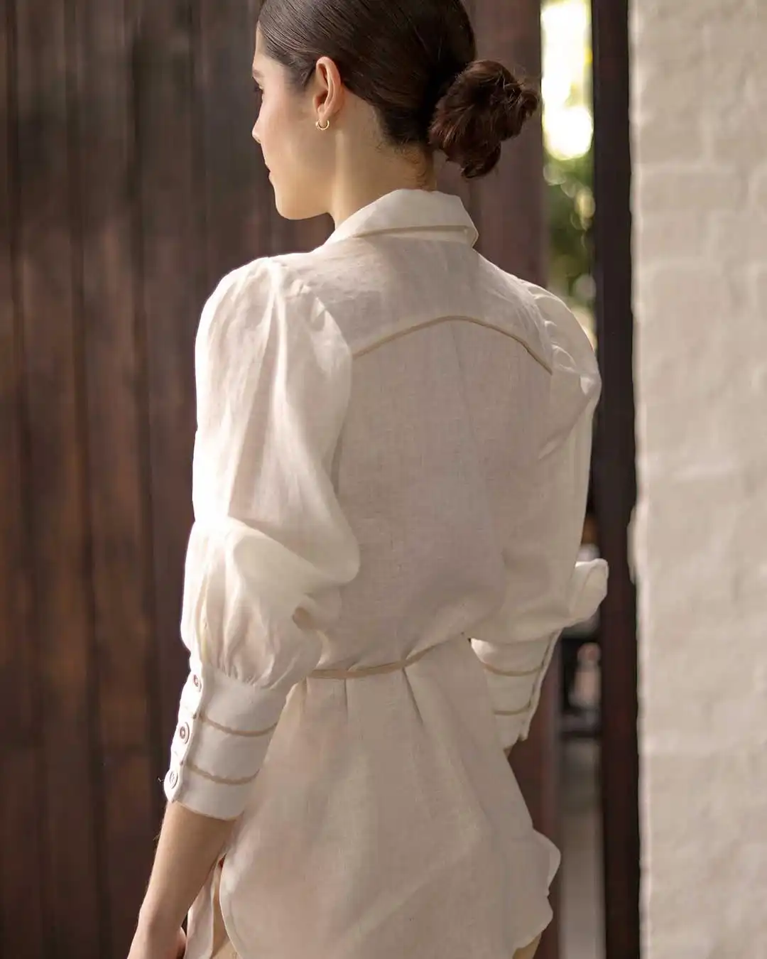 Camisa Arrezo Blanca Con Ribete Beige - Imagen 2
